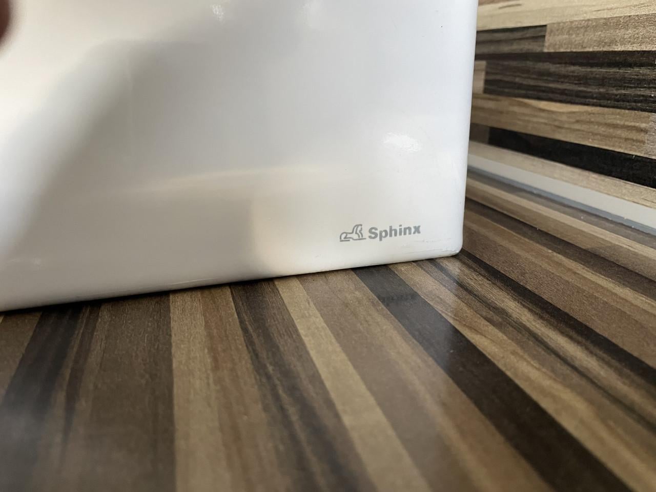 Te koop 2 maal wasbakken met afvoerpluggen merk Sphinx