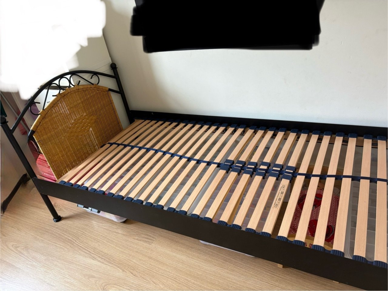 Bed, zwart metaal met rotan