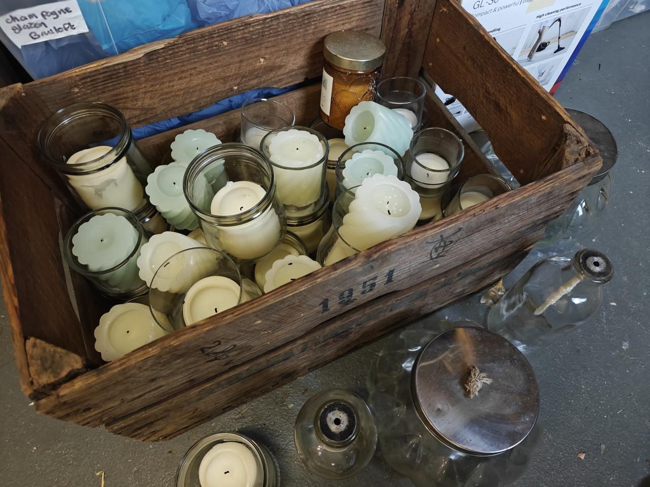 +-30 kaarsen inclusief glazen potjes + olielampen