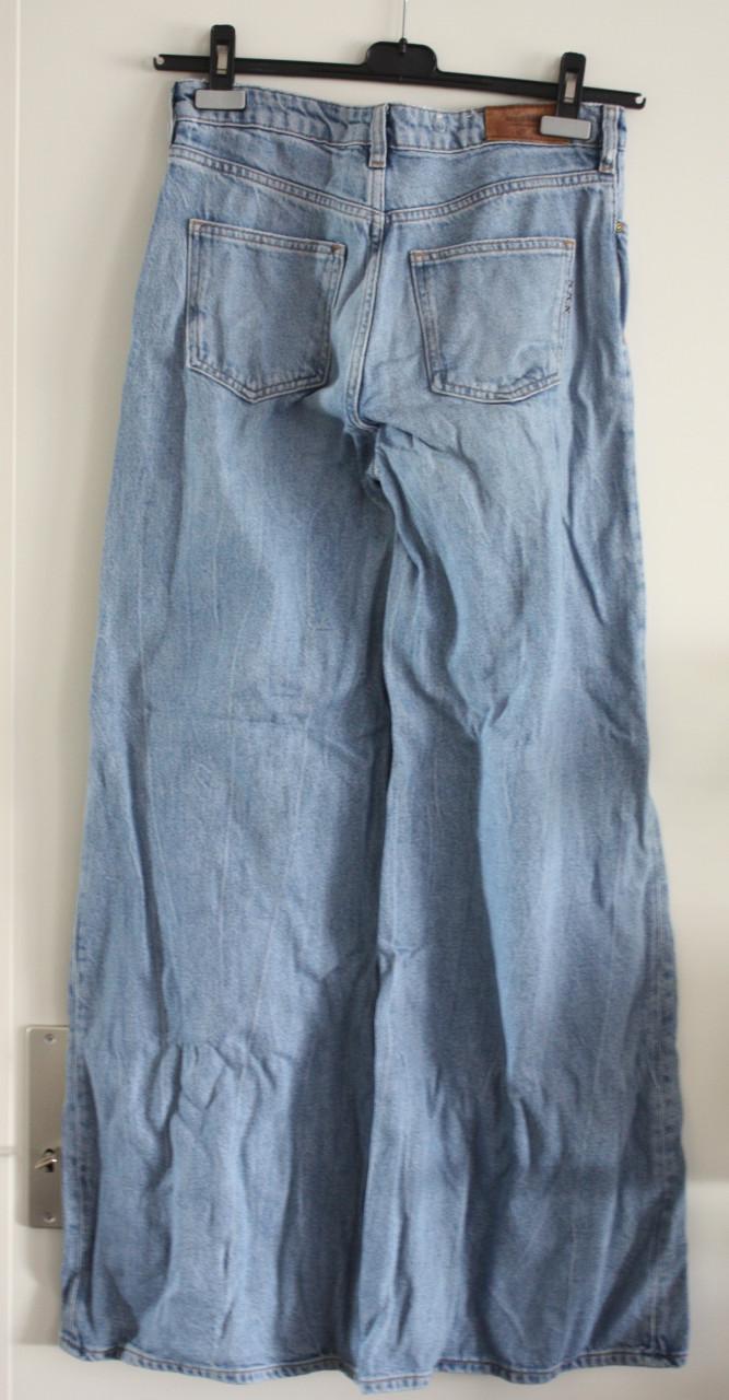 Licht blauwe wijde spijkerbroek maat 27-32