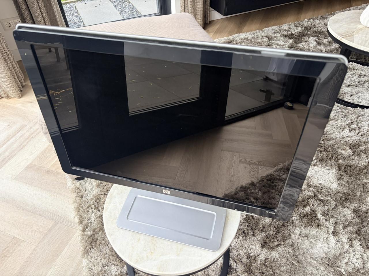 HP w2408 24 inch monitor – verstelbare voet – werkt goed