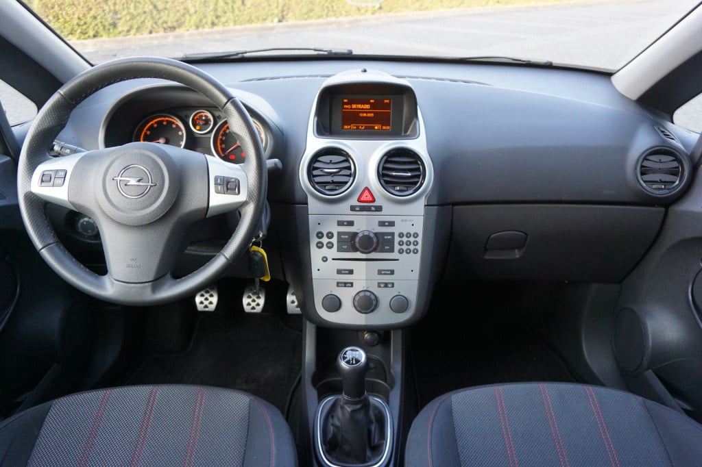 Opel Corsa 1.4-16v sport airco / cruise / elektr. ramen / trekhaak / nap