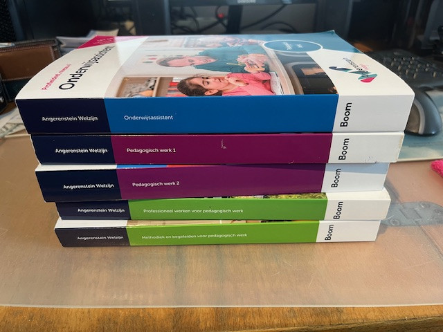 5 Schoolboeken Pedagogisch werk Angerenstein Welzijn