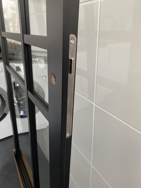 Opdekdeur Svedex zwart met glas en loopslot fonkelnieuw !