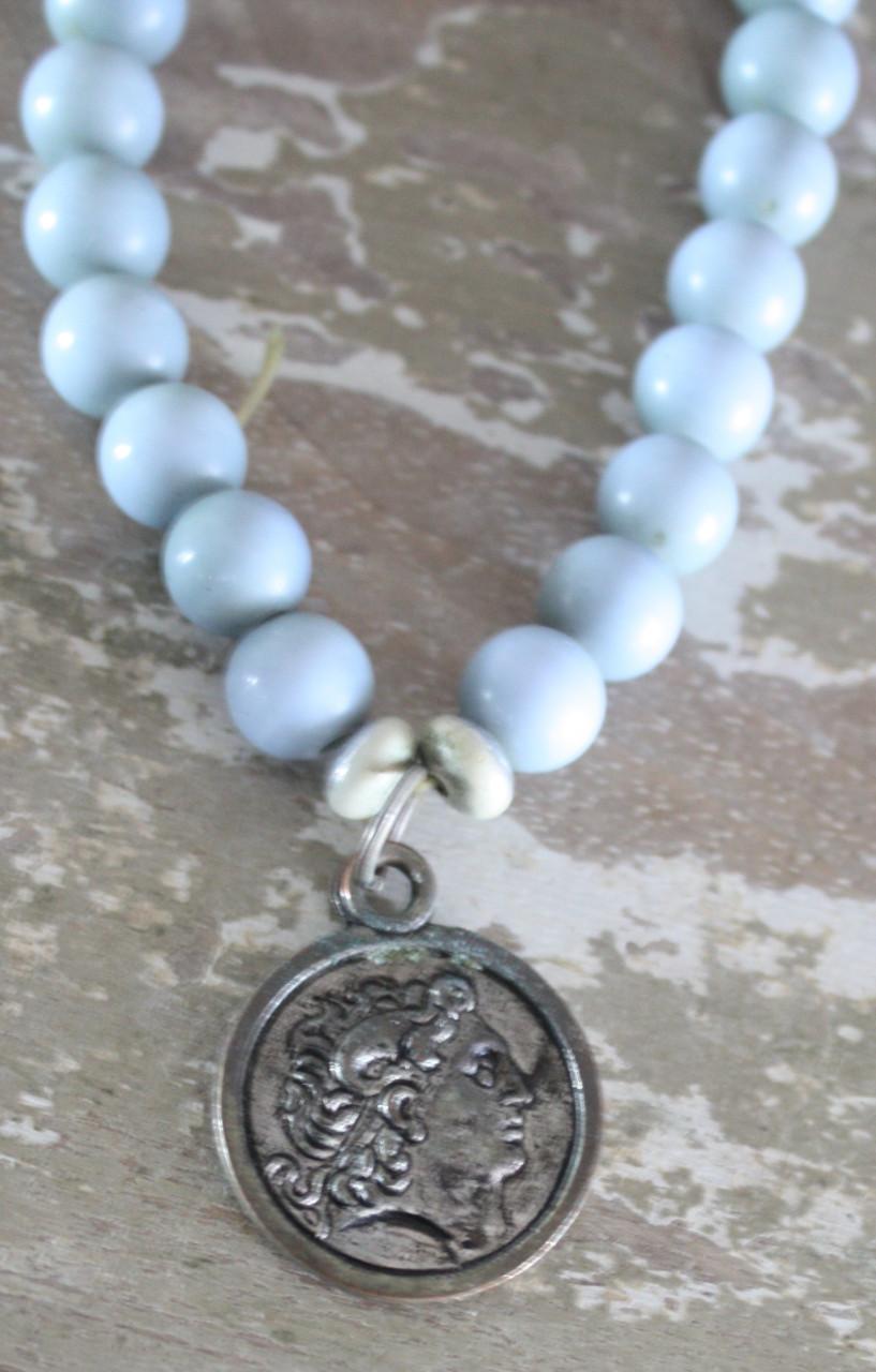 Armbandje rekbaar met blauw ekralen en meisjes bedel