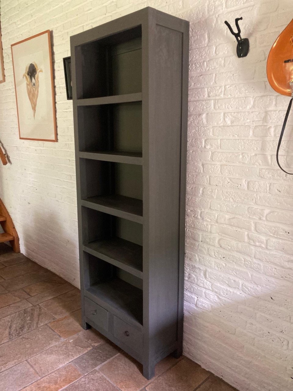 Vintage boekenkast in antraciet krijtverf