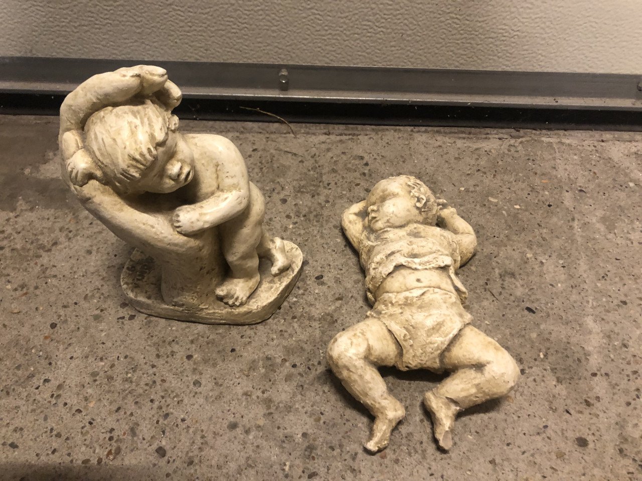 Baby in de hand - baby op de grond ( decoratie )