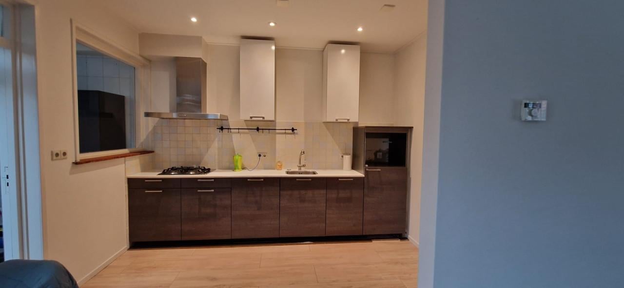 Keuken incl. koelkast, vaatwasser, gasfornuis, afzuigkap en kraan.