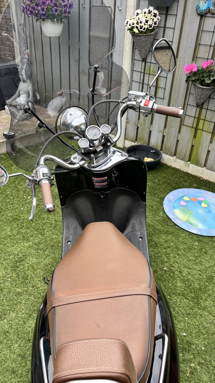 Grande retro scooter