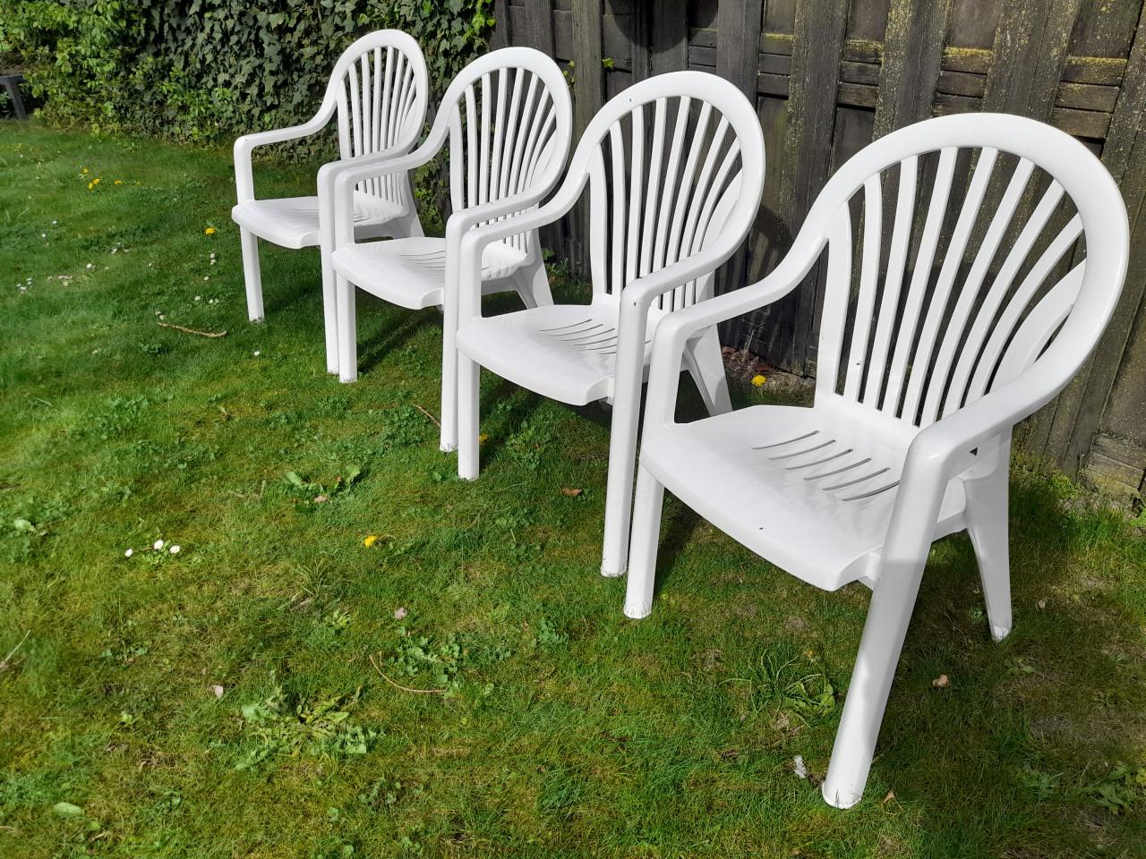 4 Tuinstoelen (stapelbaar) in goede nette staat )