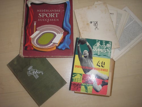 3 oude sportboeken.