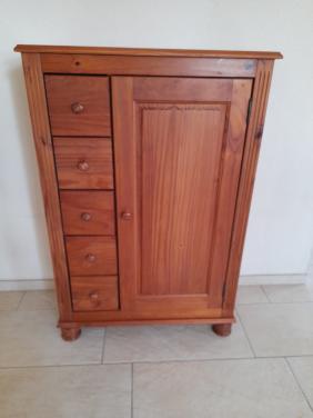 Meidenkast  121 x 38 x 82H ( in goede staat )