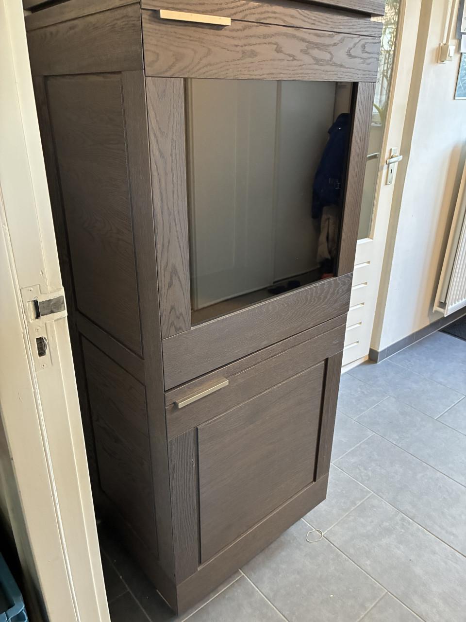 Wandkast donkerbruin.