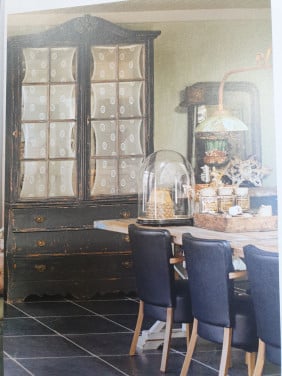 Prachtige brocante buffetkast met glazen deuren