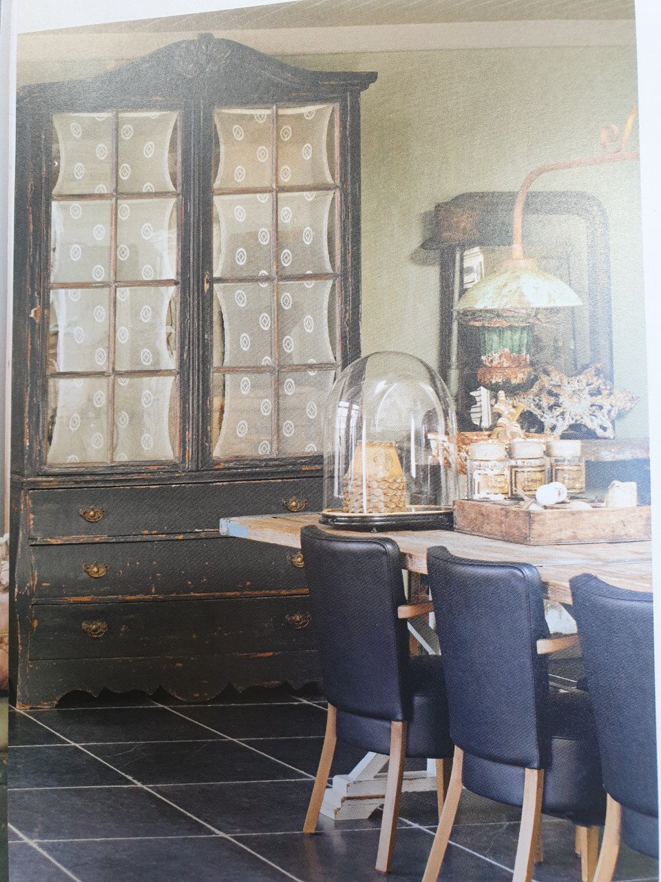 Prachtige brocante buffetkast met glazen deuren