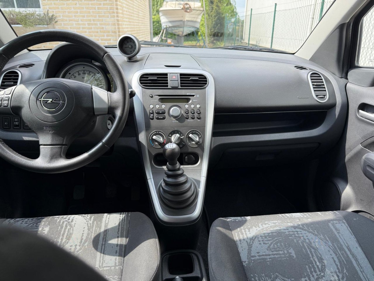 Opel Agila 1.0 2013 Wit