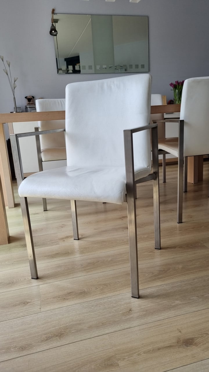 Eettafel plus stoelen en dressoir en salontafel