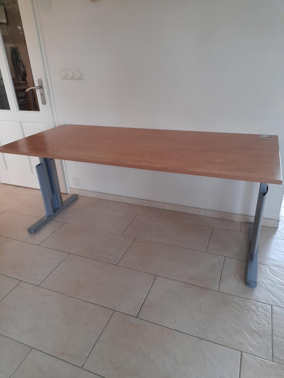 Mooi bureau 80 x 180  (in hoogte verstelbaar van 60/84H ( in goede staat )