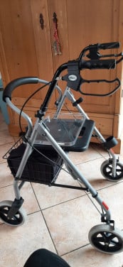 Rollator met mandje tas en dien blad