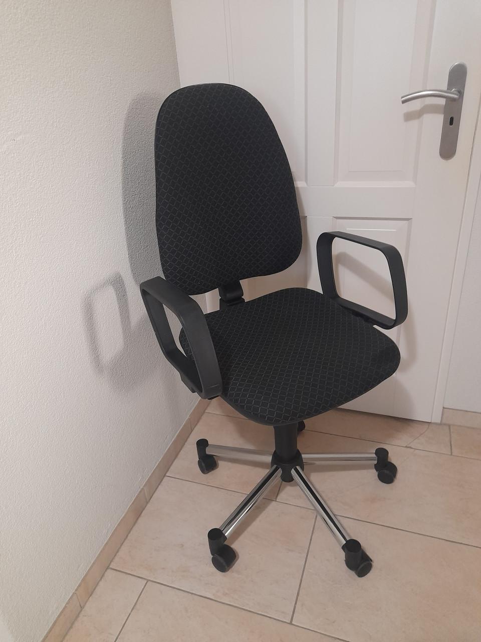 Bureaustoel (in goede nette staat ) in hoogte verstelbaar!