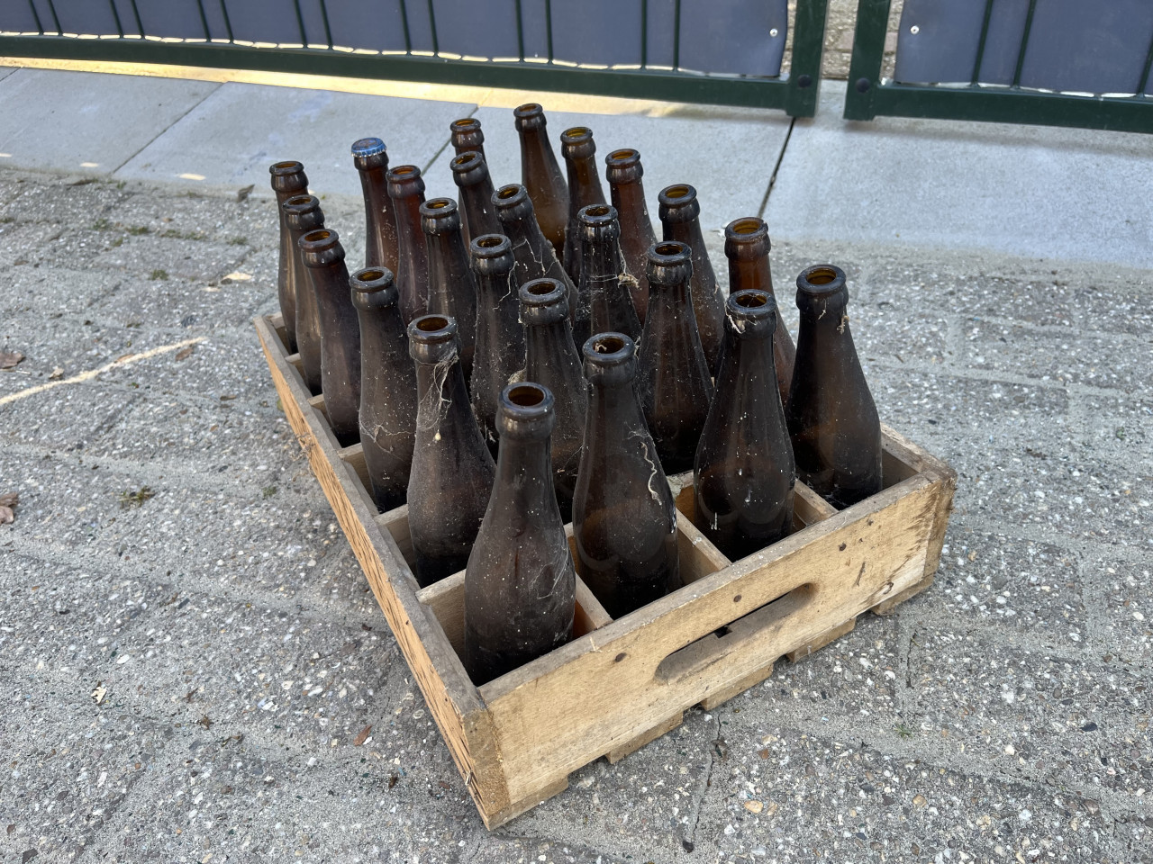 Krat met lege flesjes bier Trappist Westvleteren