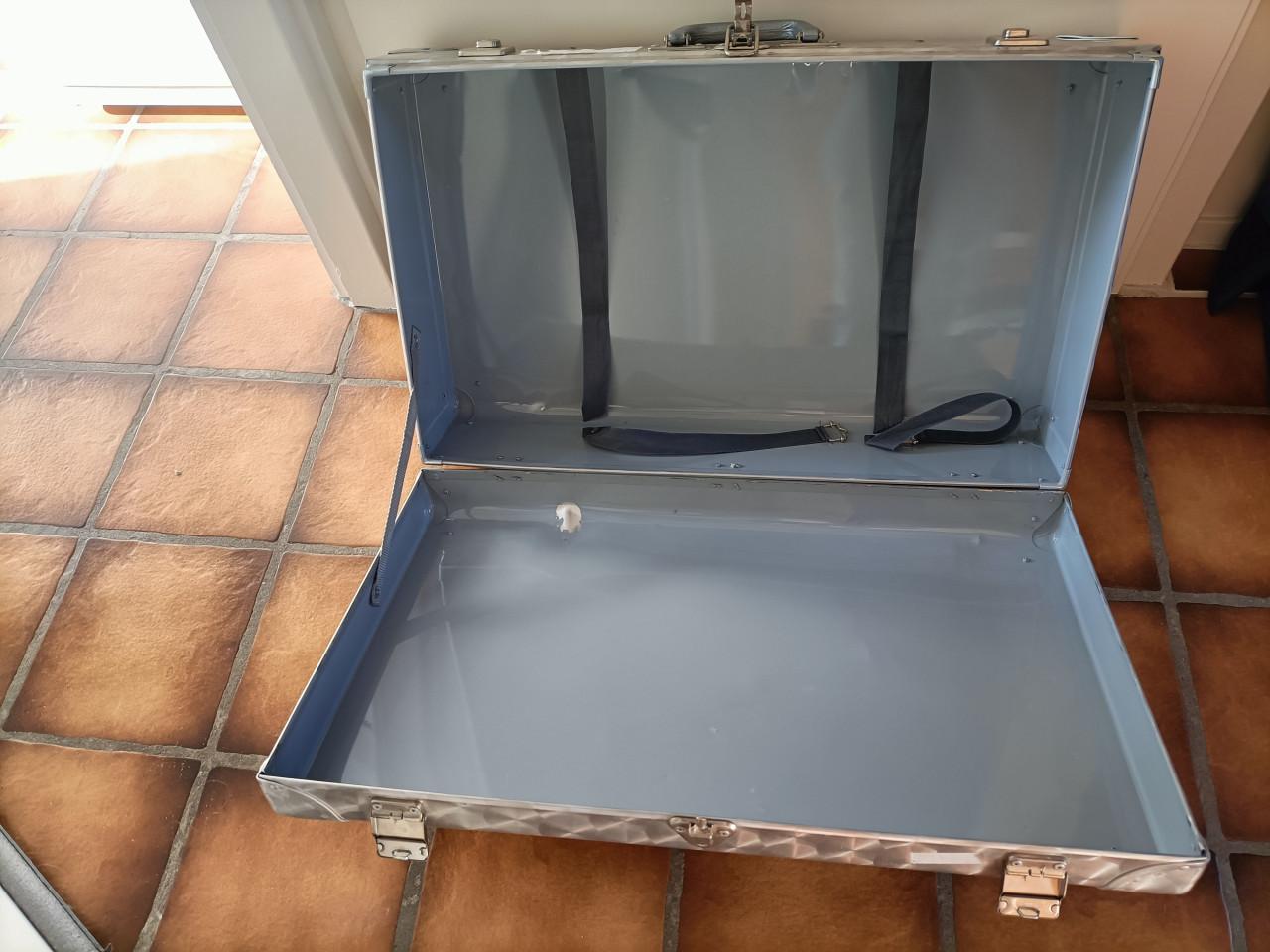 Aluminium koffer met een sleutel aanwezig. Maten Lengte 68,5 cm. Breedte 41