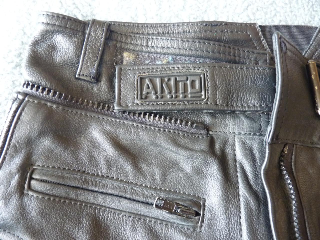 Nagenoeg nieuwe motorlaarzen maat 45 JG.Wolves en Leren motorbroeken.