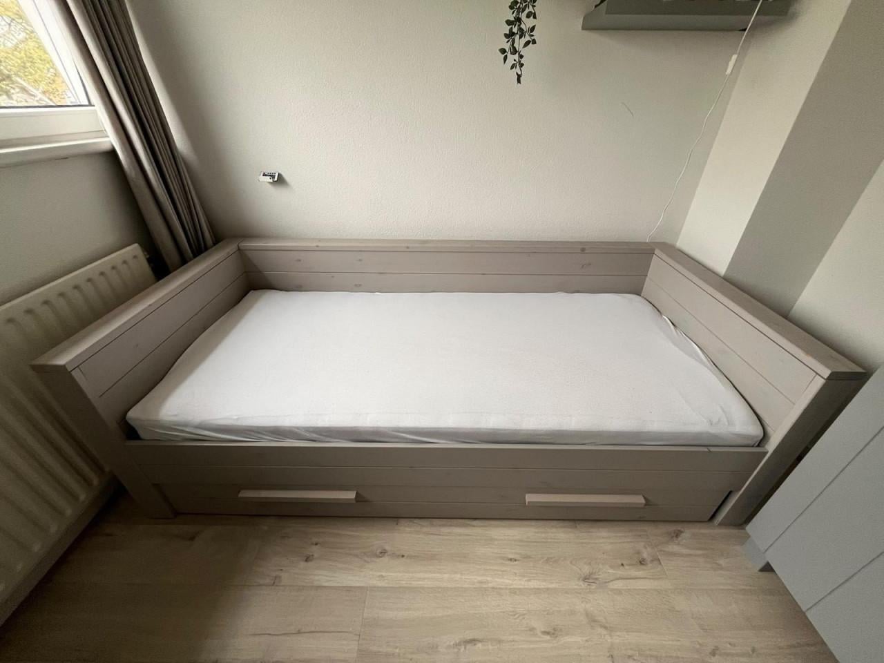 Woood Bed met lade en Kast