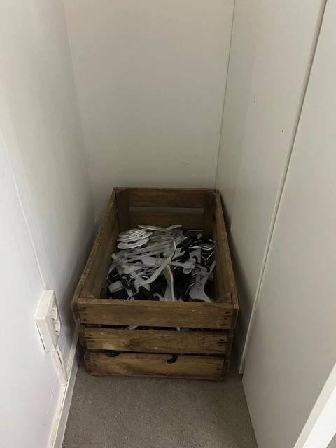 Kasten,  kledingrekken, balie, houten kratten te koop voor kleine prijsjes!