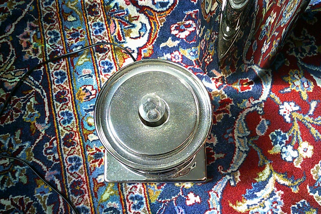 ZILVERkleurige tafellamp met een twist ...