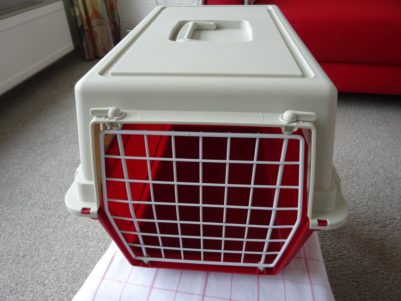 Honden/Katten    Bench/Vervoerskoffer   kleur rood    voor  € 12,50