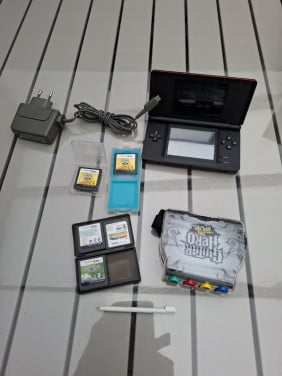Nentendo DS lite met 5 spelen en toebehoren.