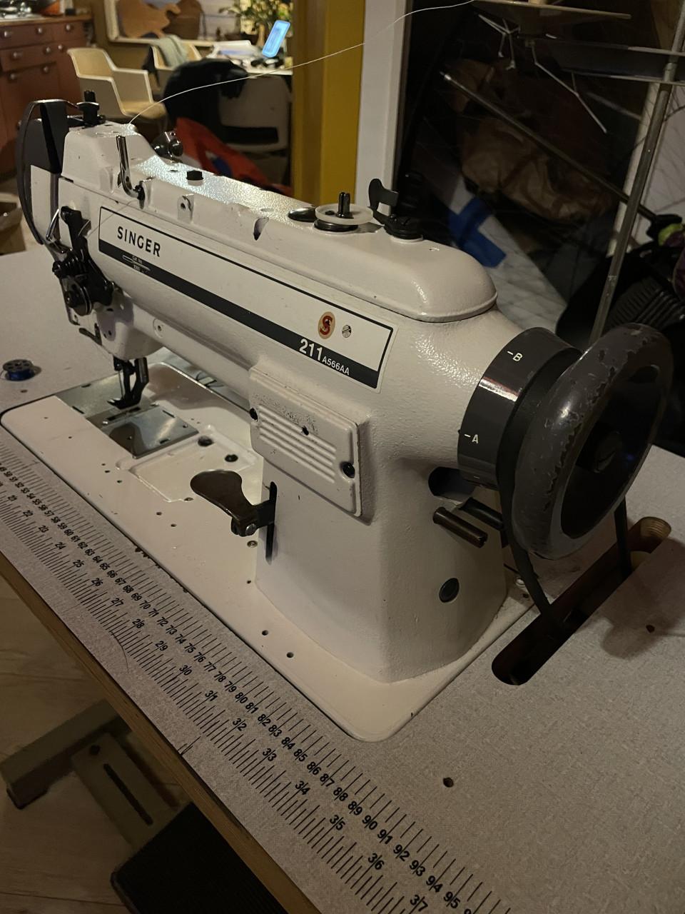 Industrie naaimachine Singer 211