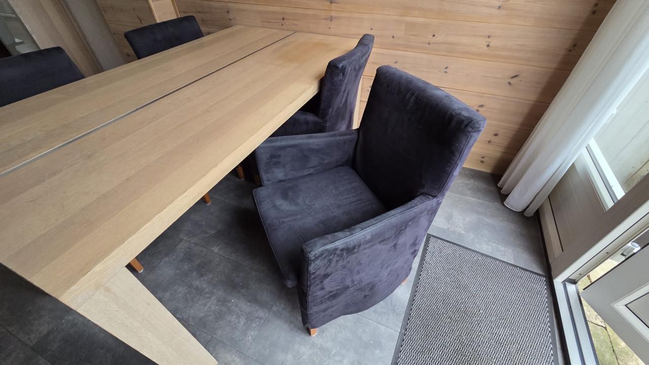 Tafel, stoelen en lamp