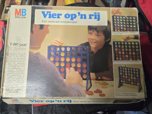 Spel: Vier op een rij. Doos beschadigd, maar helemaal compleet