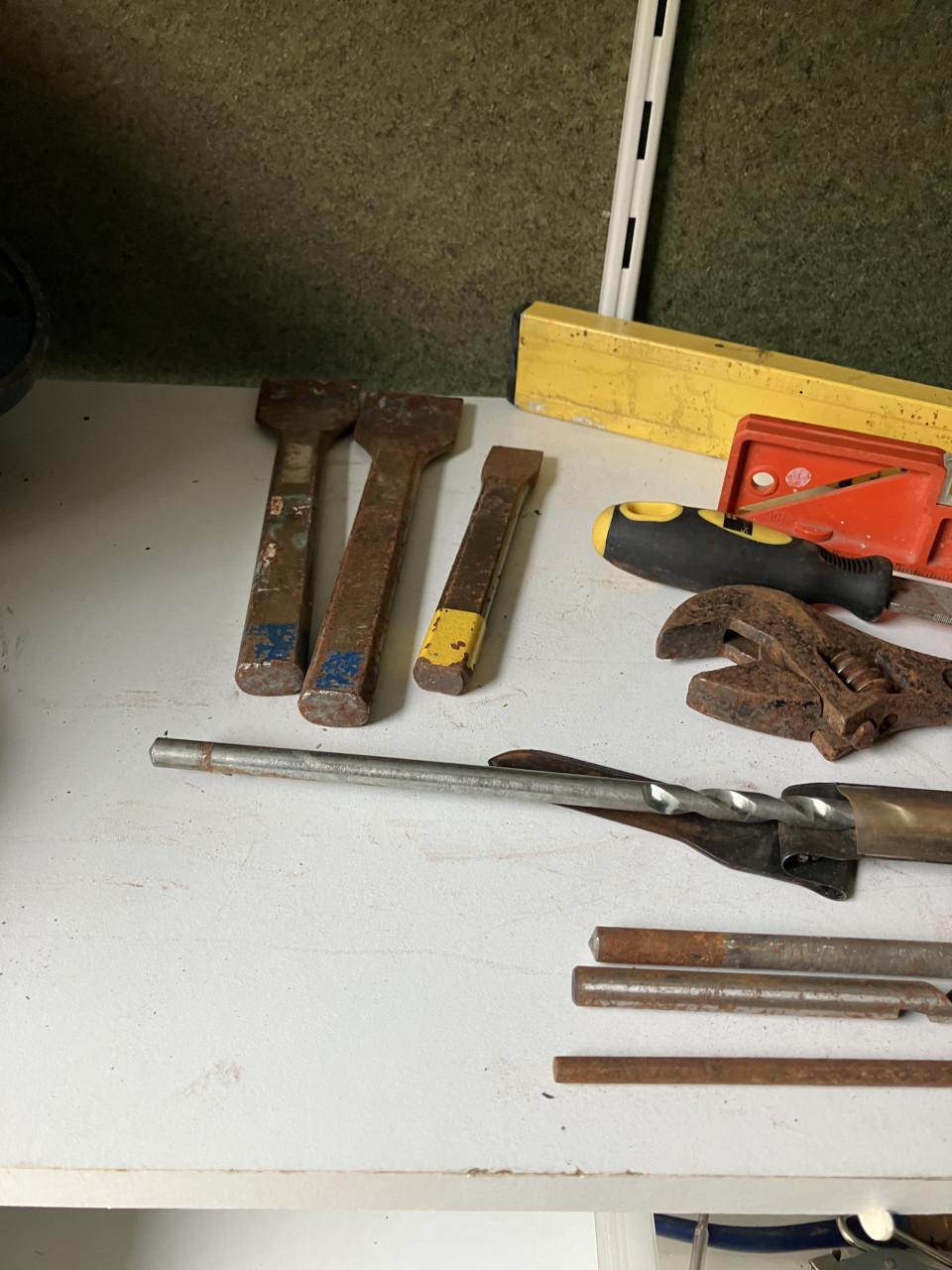 Te koop diverse handgereedschappen liefst in een koop