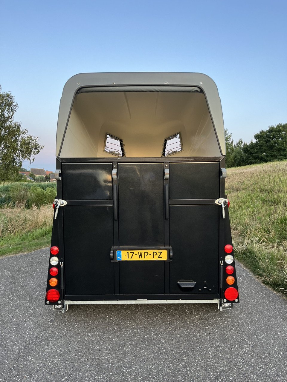 Volledig polyester Anssems Excelente met zadelkamer en kunstof bodem