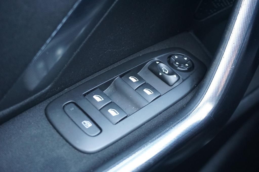 Peugeot 2008 1.2 vti allure climate / navi / cruise / parkeers. / elektr. r