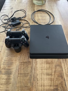Playstation 4 inclusief 2 controllers + 7 spellen + oplaadstation
