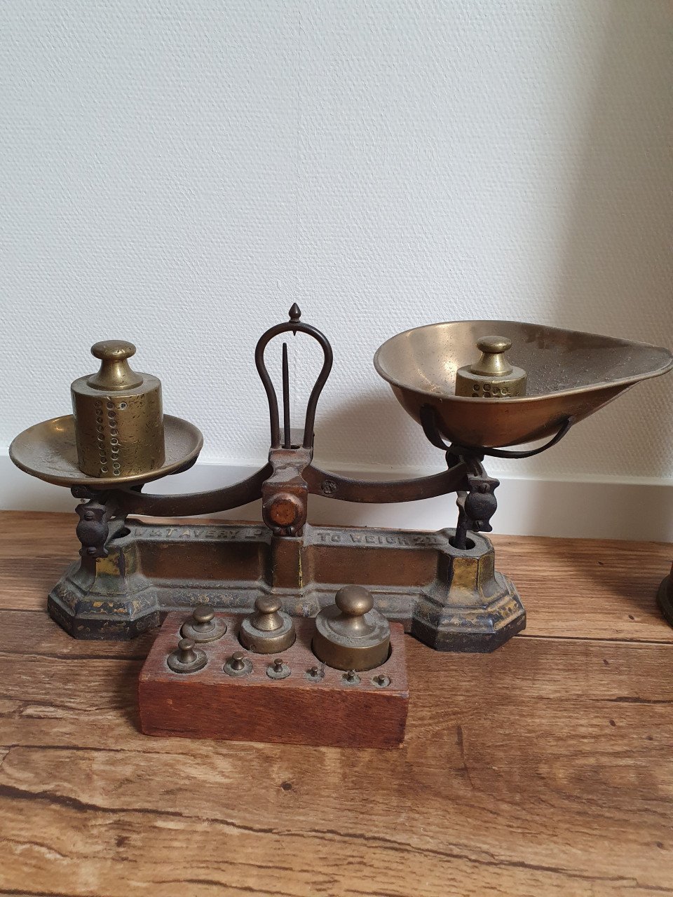 Weegschaal, huls, kaasstolp, lampetset