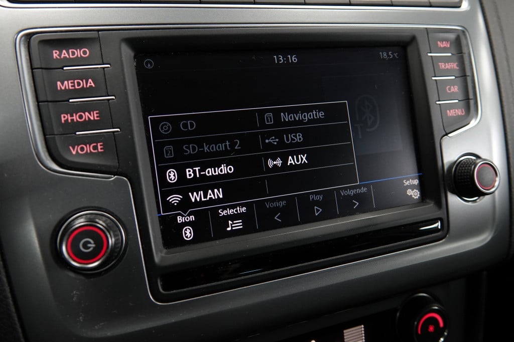 Volkswagen Polo 1.0 trendline | pdc | airco | navi | 17" |
