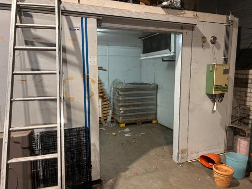 Koelcel 7*4*2.5 hoog met schuifdeur en logboek van onderhoud extra delen b.