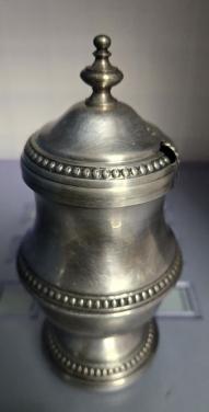 Antieke balustervormige mosterdpot (moutardier).Verzilverd tin,