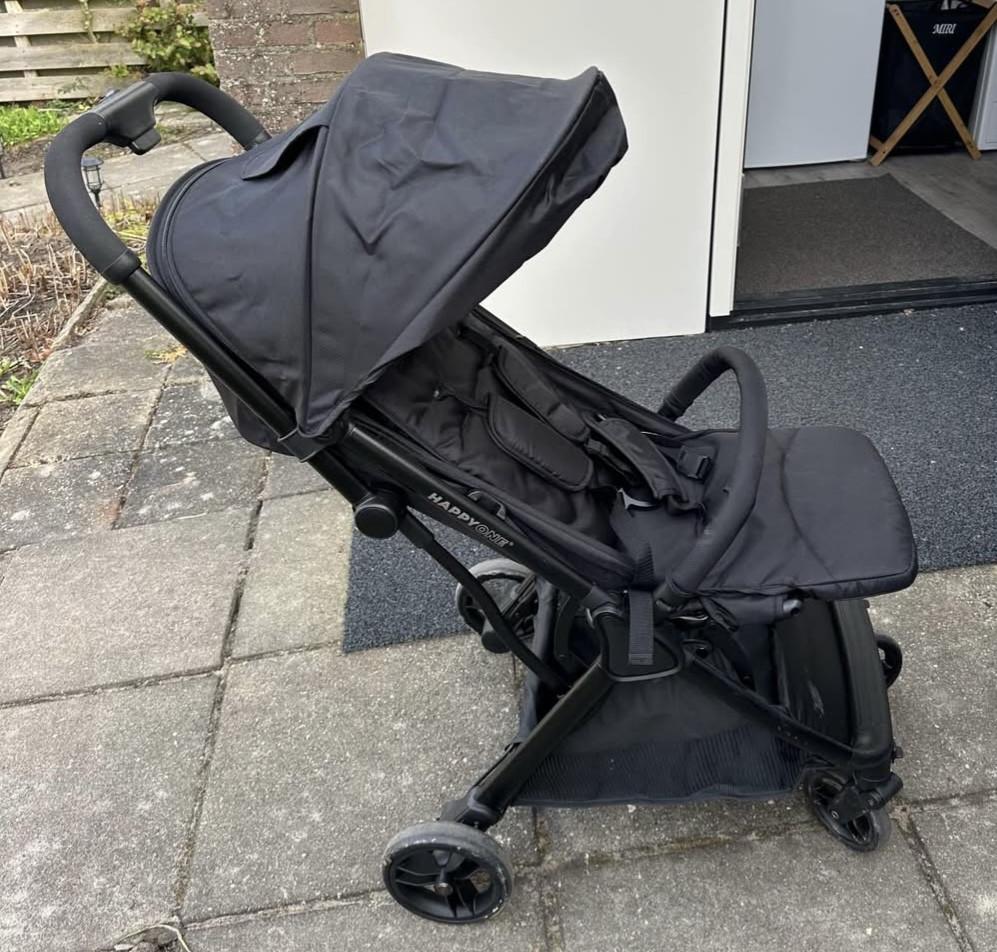 Zwarte Happyone buggy. Deze compacte en lichtgewicht buggy