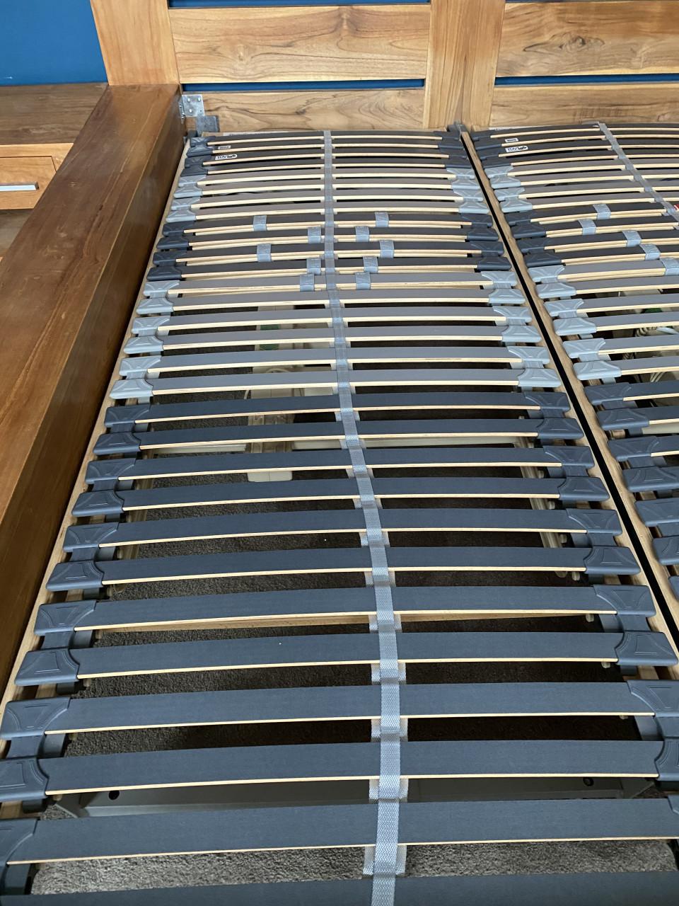 Tweepersoons teakhouten bed, elek verstelbaar, nachtkastjes