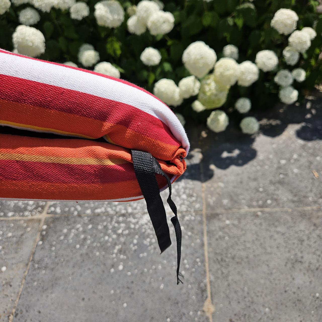 Tuinstoel met vrolijk kussen