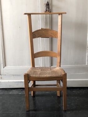 Lief oud brocante kerk/bidstoeltje met biezen zitting en liedboek houder