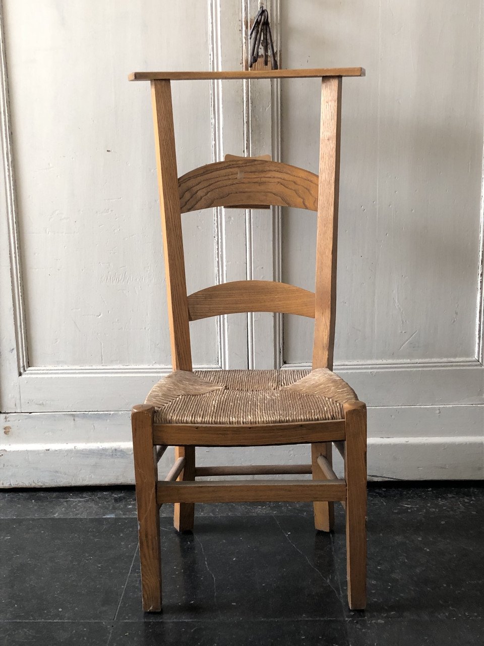 Lief oud brocante kerk/bidstoeltje met biezen zitting en liedboek houder