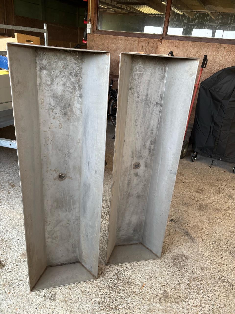 2 rvs voerbakken