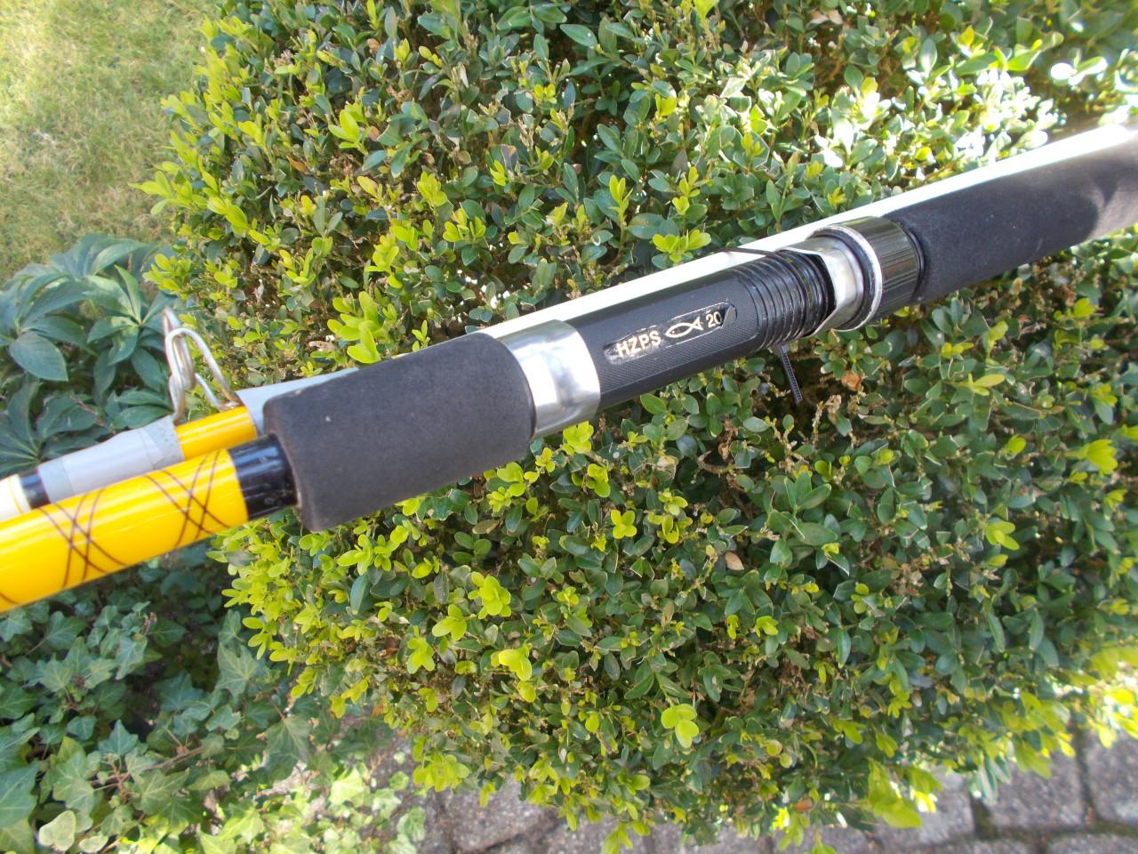 In nieuwstaat tweedelige boothengel, lengte180 cm , w.g. 250 gram